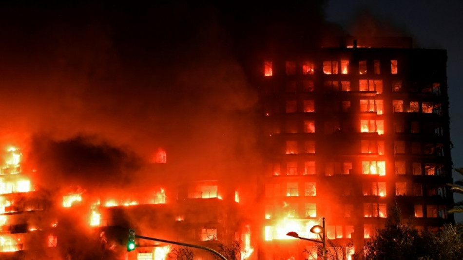 Cuatro muertos y catorce desaparecidos en un voraz incendio de un edificio en España