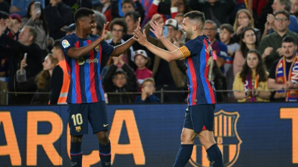 El Barcelona se impulsa hacia el título, el Elche baja a Segunda División