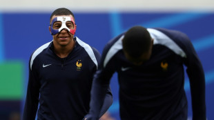 Euro-2024: Mbappé à l'entraînement avec un masque bleu-blanc-rouge à la veille de France - Pays-Bas