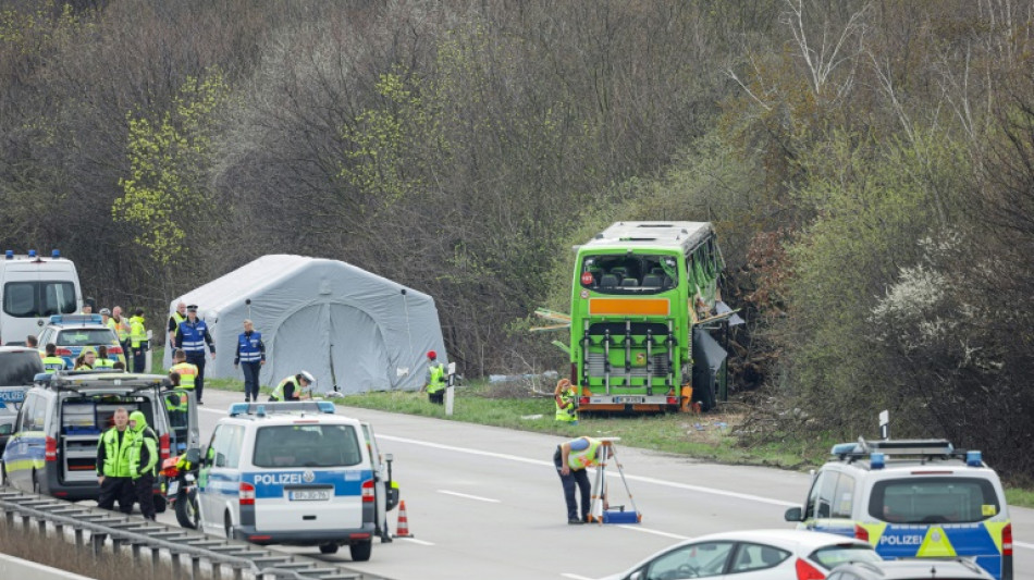 Fünf Tote und rund 20 Verletzte bei Busunglück auf Autobahn 9 bei Leipzig