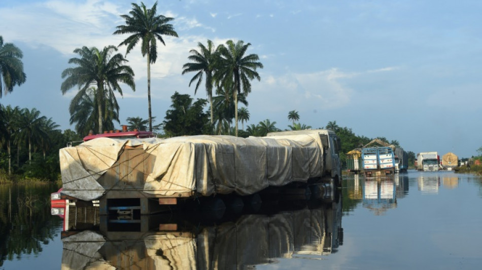 Aid slowly reaches Nigerian flood victims