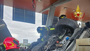 Incidente al casello autostradale, tre morti