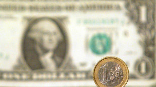 Euro in lieve aumento sul dollaro a 1,1048