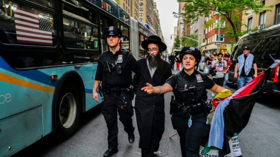 Manifestantes propalestinos protestan cerca de la Gala del Met en Nueva York