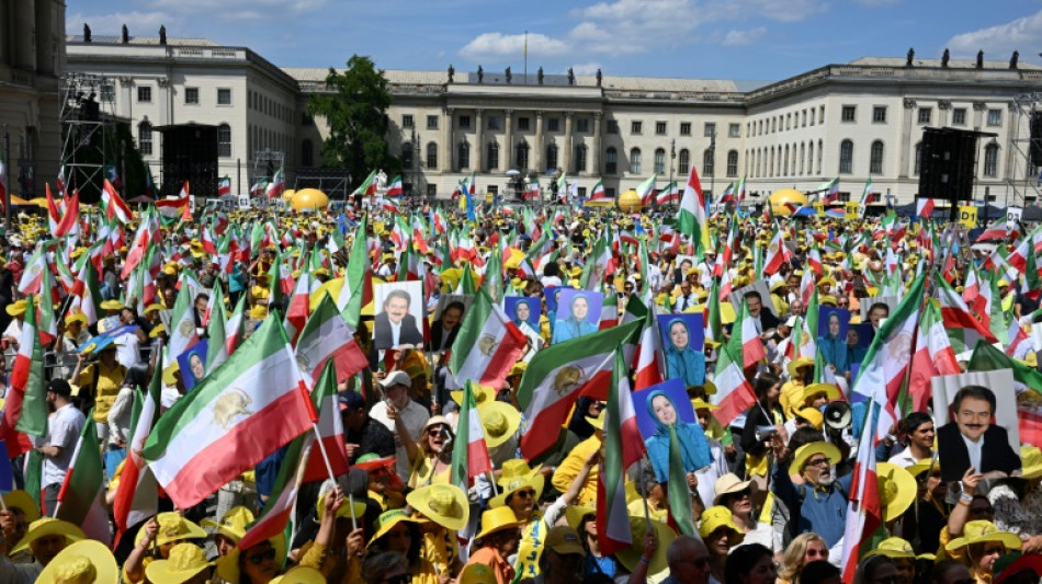 Tausende Exil-Iraner protestieren in Berlin gegen "Schein"-Präsidentenwahl