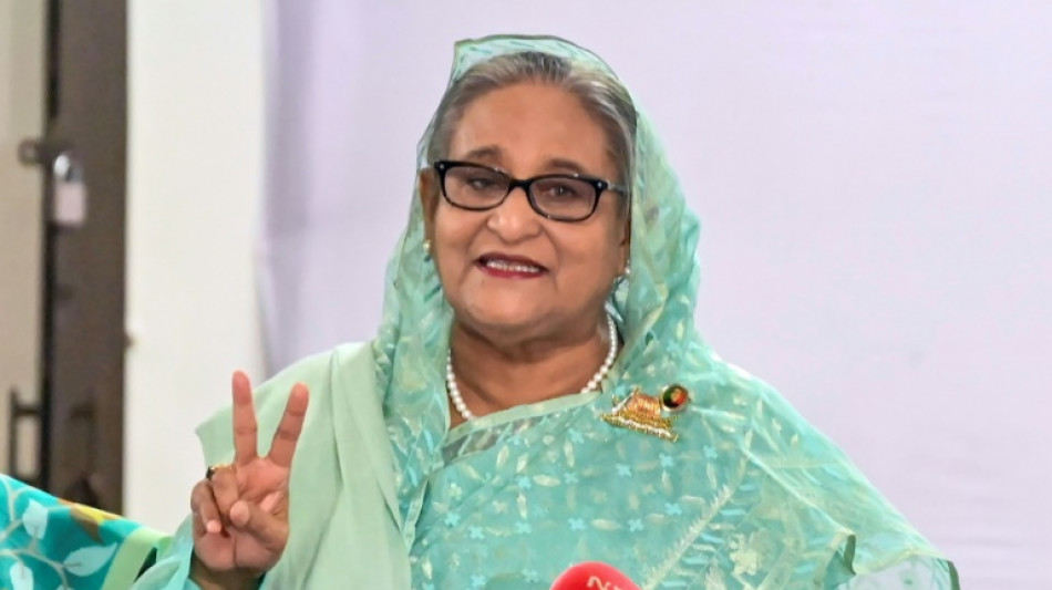 Hasina celebra 'vitória' em eleições boicotadas pela oposição em Bangladesh
