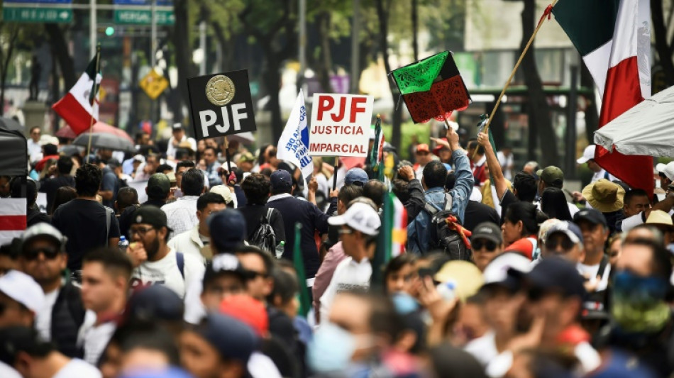 Manifestantes invadem Senado do México e interrompem debate sobre reforma judicial