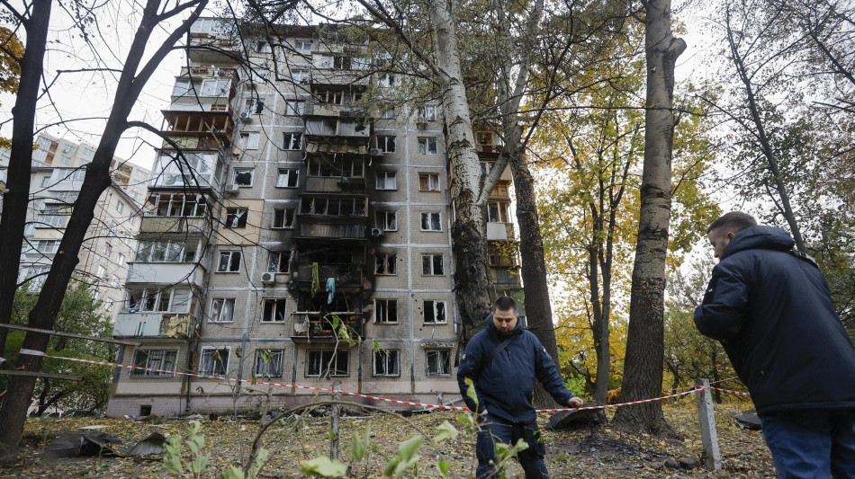 Droni russi su Kiev, a fuoco un edificio residenziale