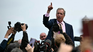 Législatives britanniques: Farage lance sa campagne avant le débat Sunak/Starmer