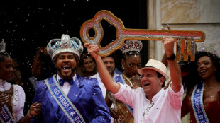 Rio mayor hands key to city to carnival king