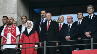 Wolfsgruß auch im Olympiastadion - Erdogan verfolgt Spiel vor Ort