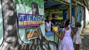 "Monedas" de plástico alimentan economía sustentable en playas paradisíacas de Colombia