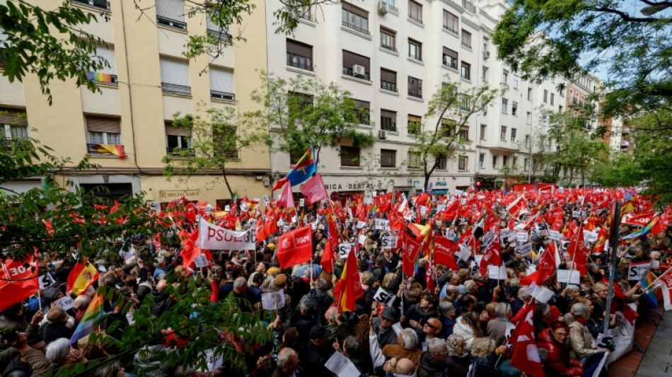 Socialistas españoles se movilizan para pedir a Sánchez que no dimita