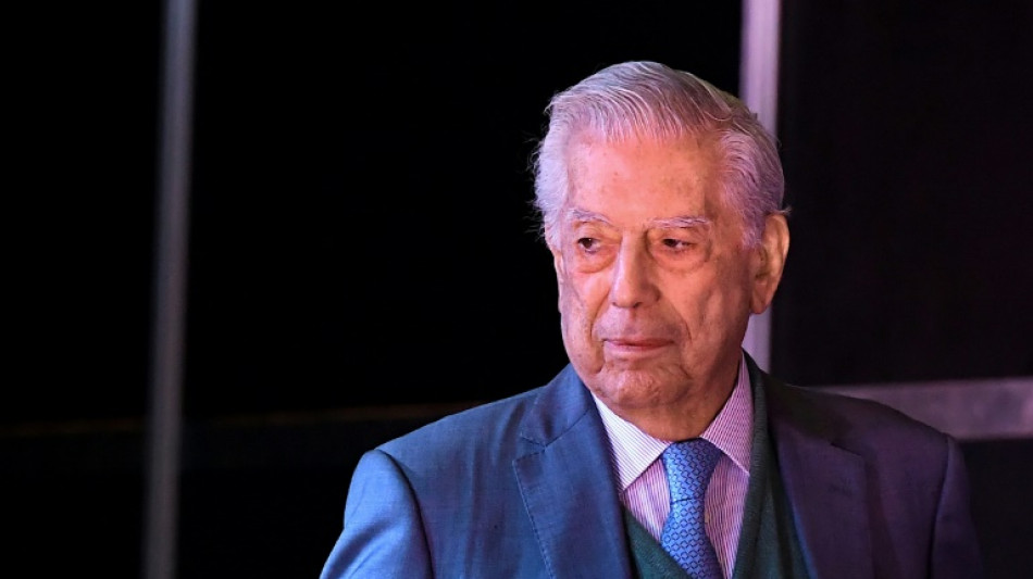 Vargas Llosa destaca que una mujer esté al mando de Perú tras fracasar autogolpe 