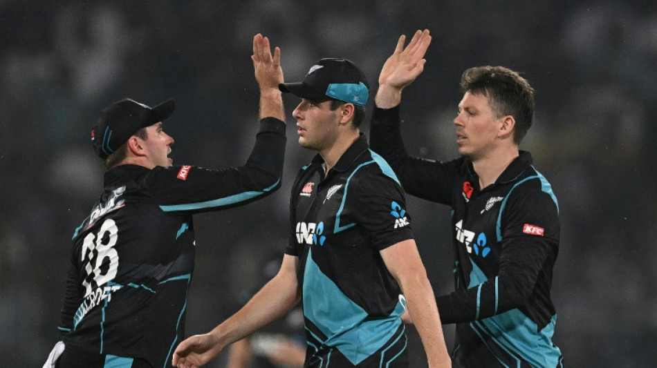 Clinical New Zealand outlast Pakistan to win 4th T20I