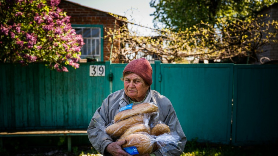 La meticulosa tarea de repartir el pan en una ciudad del este de Ucrania