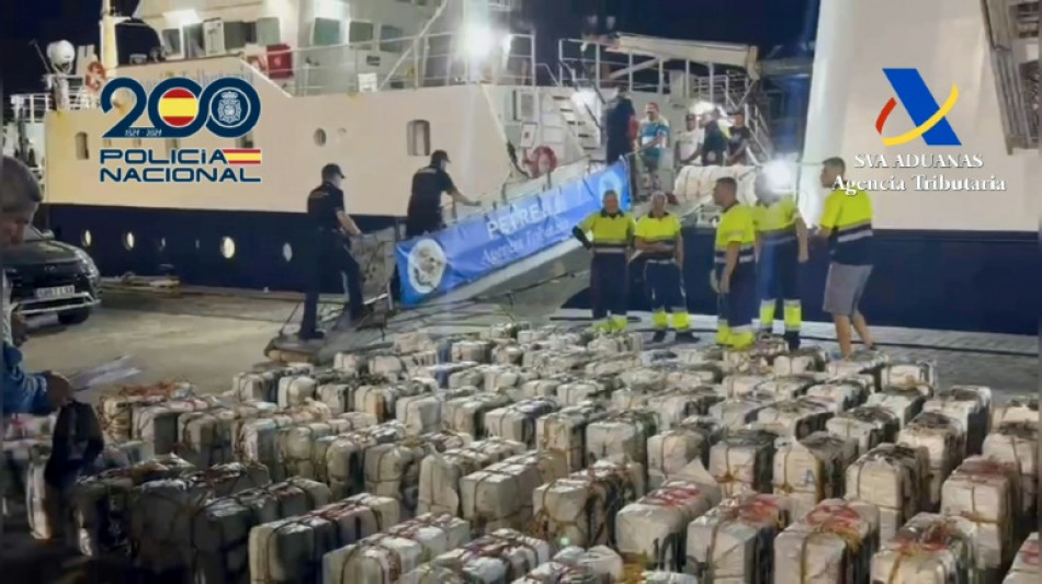 Decomisan más de tres toneladas de cocaína en un barco pesquero al oeste de Canarias