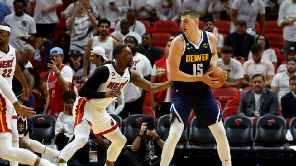 Nuggets vencem Heat (108-95) em Miami e ficam a uma vitória do título da NBA