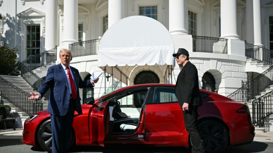 Trump vole au secours de Musk et fait la pub de Tesla à la Maison Blanche