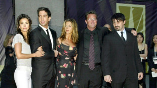 Jennifer Aniston y David Schwimmer rinden homenaje a su compañero de "Friends" Matthew Perry