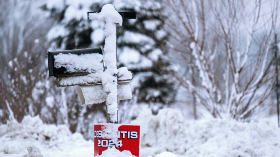 Big freeze grips US, chilling Iowa caucus campaigning