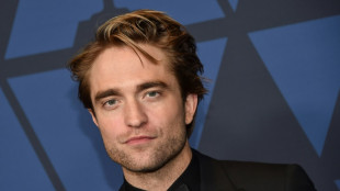 Robert Pattinson endosse la cape de Batman pour un nouvel opus noir et désespéré