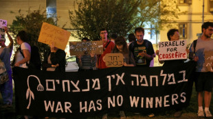 Activistas judíos y árabes recorren Tel Aviv con mensajes pacifistas para calmar tensiones