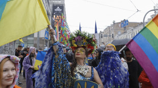 Attivisti Lgbt sfilano alla marcia del Pride a Kiev