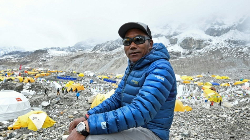 Le Népalais Kami Rita Sherpa au sommet de l'Everest pour la 30e fois, un record mondial