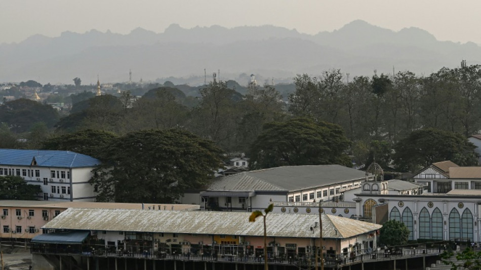 Tropas de la junta birmana vuelven a una ciudad fronteriza con Tailandia