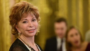 Isabel Allende: En Chile, los "carcamales de la política se tienen que ir a su casa"