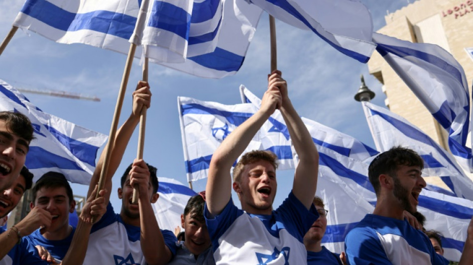 Miles de israelíes van a la "marcha de las banderas" en Jerusalén bajo tensión