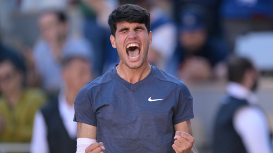 Alcaraz remonta ante Sinner para alcanzar su primera final en Roland Garros