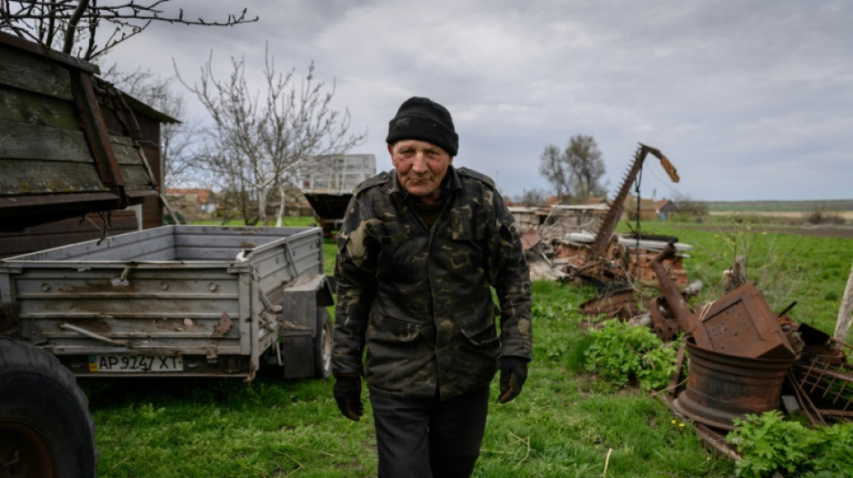 En el campo del frente sur de Ucrania, los más pobres siembran bajo las bombas