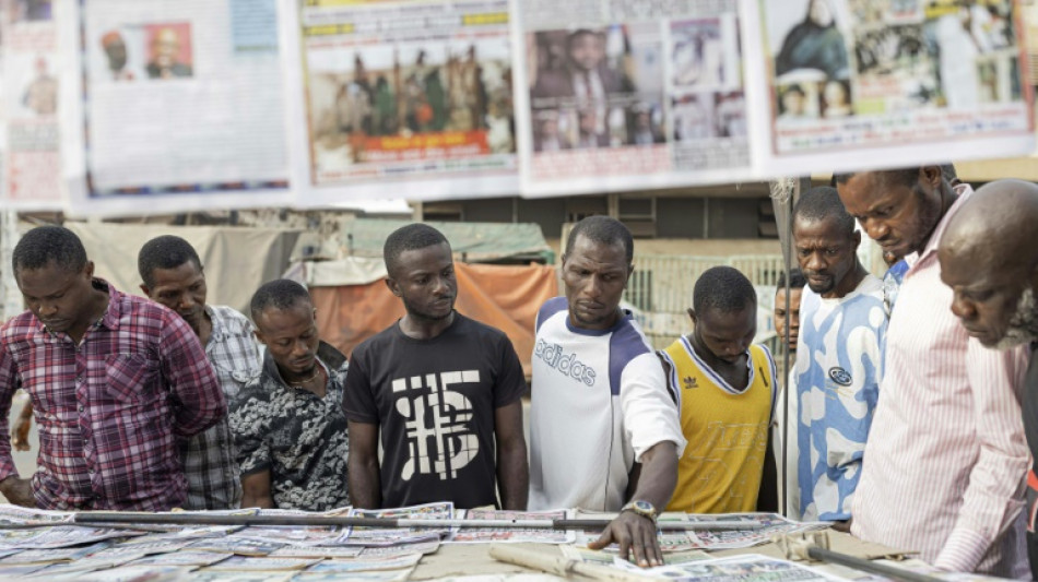 Nigeria recuenta votos tras reñidas elecciones presidenciales