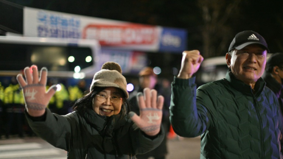 Seoul stocks sink amid S. Korea drama as Asian markets mixed