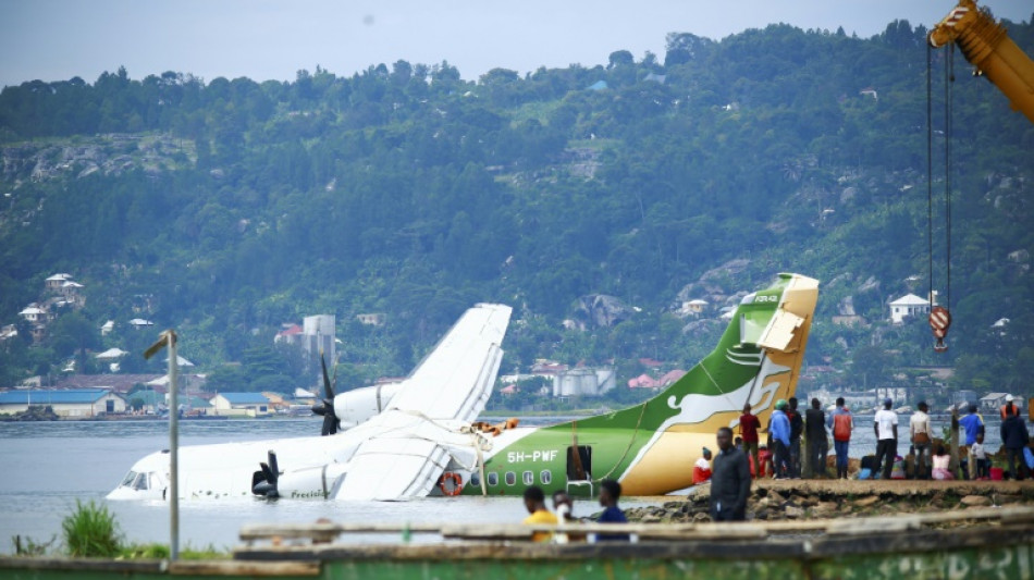 Accident d'avion en Tanzanie : l'épave extraite du lac Victoria

