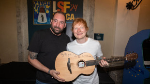 Una chitarra di Ed Sheeran all'asta per ospedale italiano