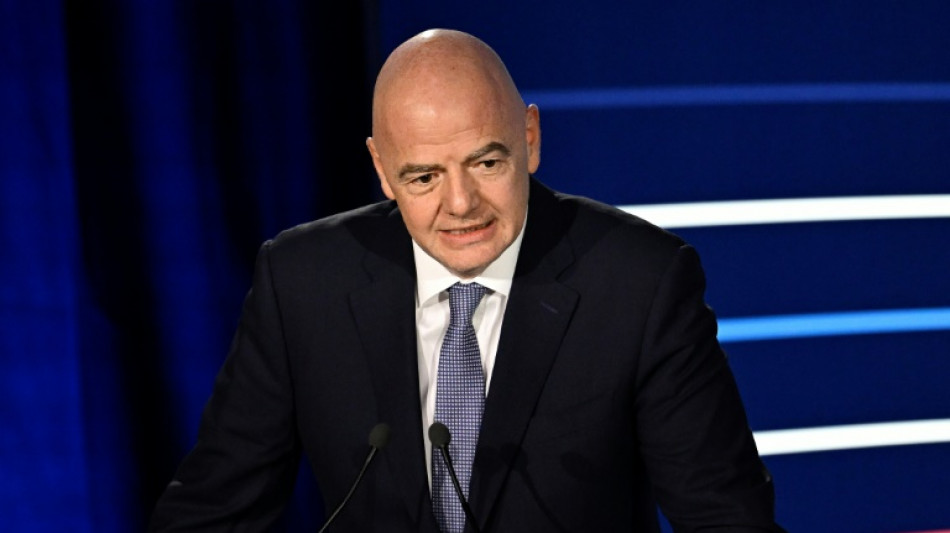 Infantino exalta 'passo positivo' após condenação de torcedores do Valencia por racismo