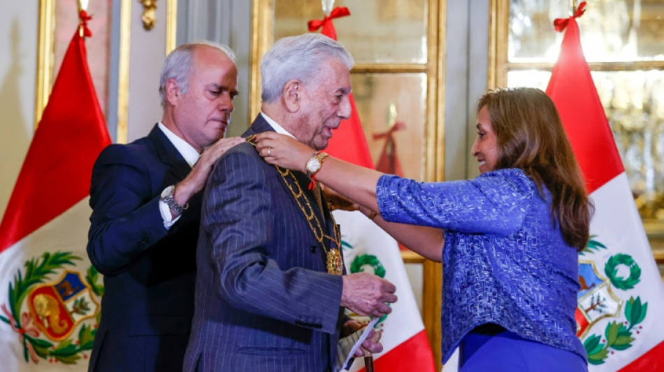 Vargas Llosa fustiga a gobiernos latinoamericanos críticos de Boluarte en Perú