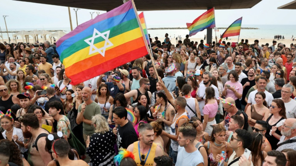 Miles de personas participan en la marcha del Orgullo de Tel Aviv