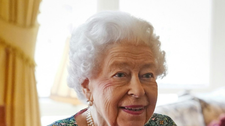 La reine Elizabeth II, souffrant du Covid-19, annule des visioconférences 