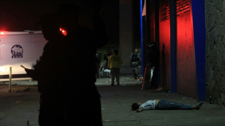 Doze mortos em tumulto em estádio de El Salvador