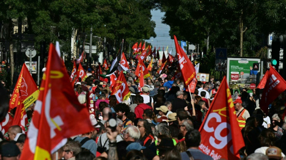 En pleine mobilisation pour les salaires et les retraites, Barnier remet les syndicats dans le jeu