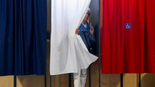 Législatives: les Français votent massivement pour un scrutin historique