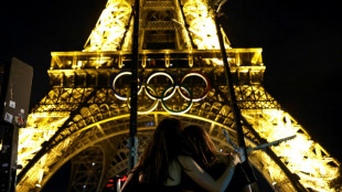 Les anneaux olympiques ont été décrochés de la tour Eiffel