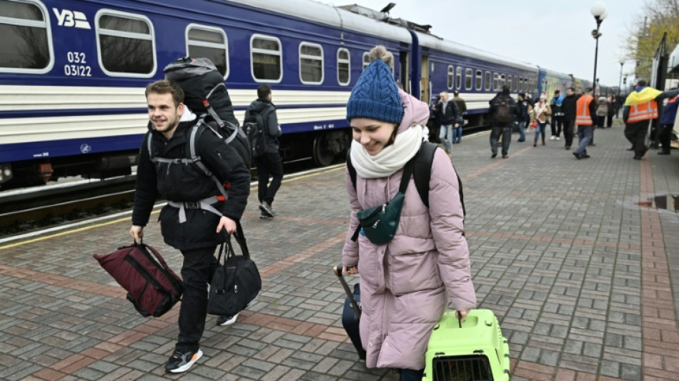 "Por fin libres", claman familias ucranianas reunidas tras la reapertura de estación de tren en Jersón