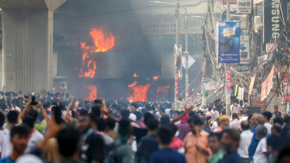 Studenti assaltano carcere in Bangladesh, centinaia liberi