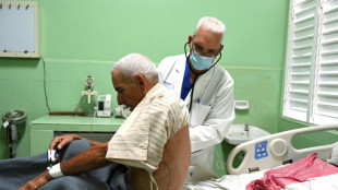 Cuba promove incentivos salariais para médicos permanecerem no país