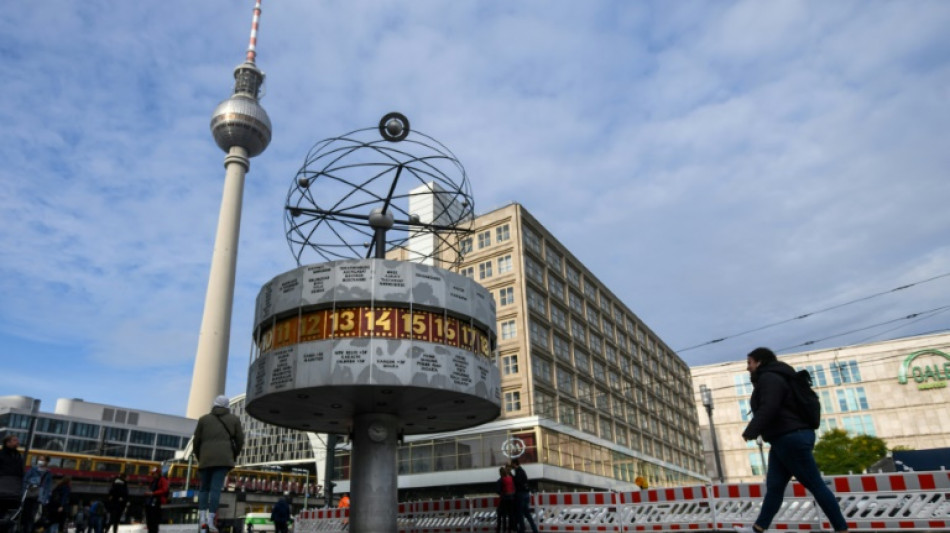 Tourist beschmiert Polizeiwache auf Berliner Alexanderplatz mit Hakenkreuzen